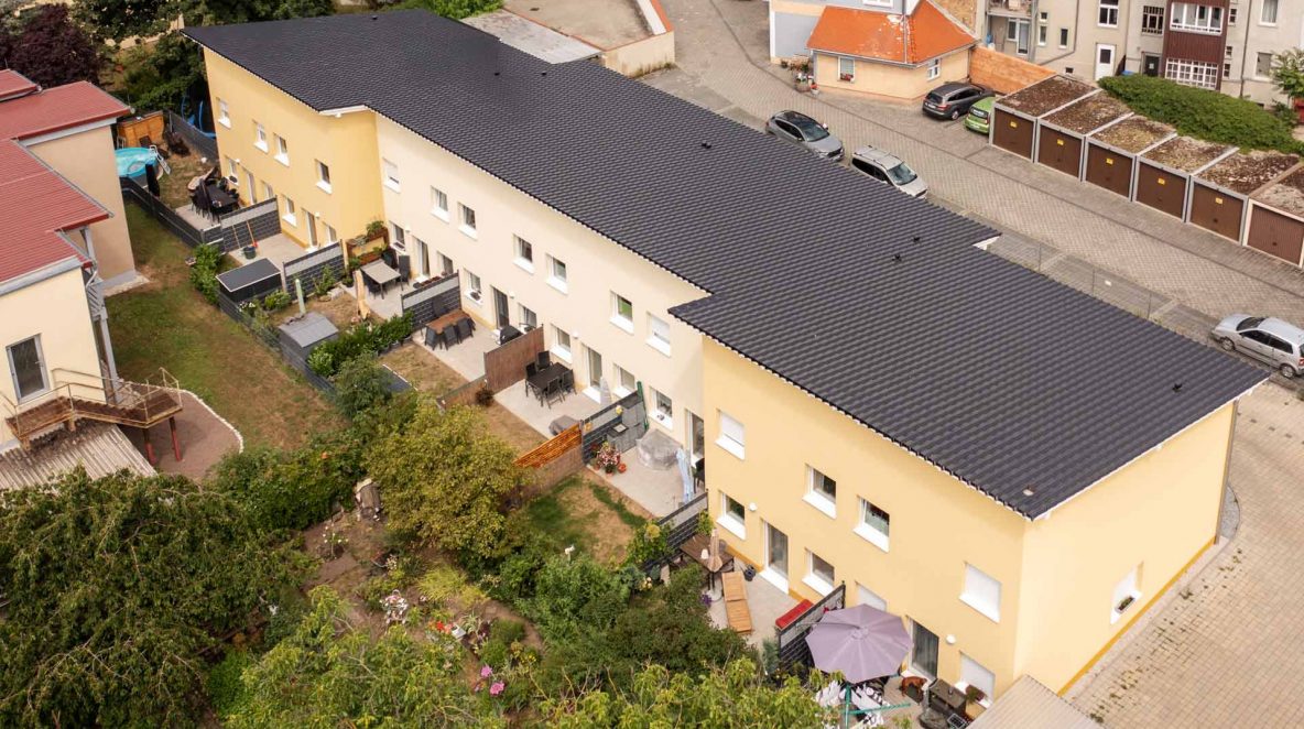 Terrassenseite der Reihenhäuser