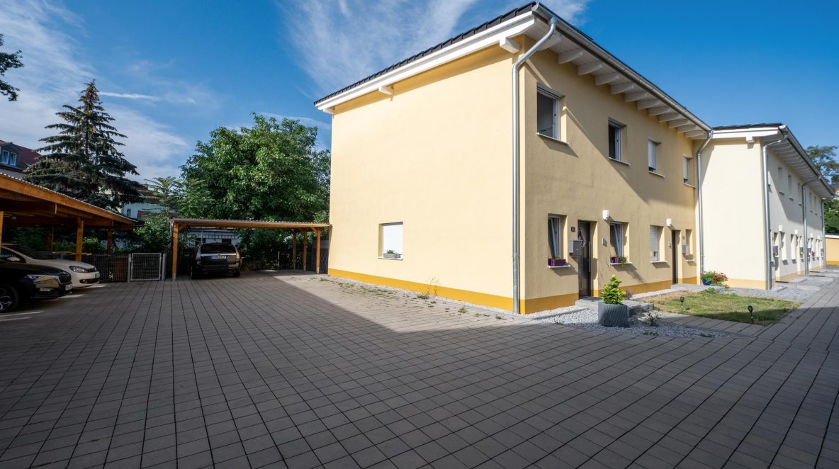 Zufahrt und Carports